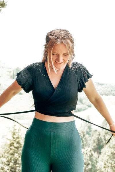 Vivien Joy Wickeltop mit Schmetterlingsärmel - Farrah