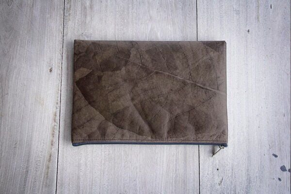 BY COPALA Laptop-Hülle 15" - 16" Zoll aus Blättern in grau - metallic / dunkelbraun