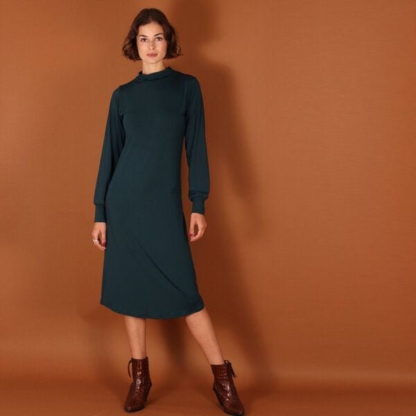 Thumbnail - ManduTrap Tencel Turtleneck Kleid Noa in petrol oder berry