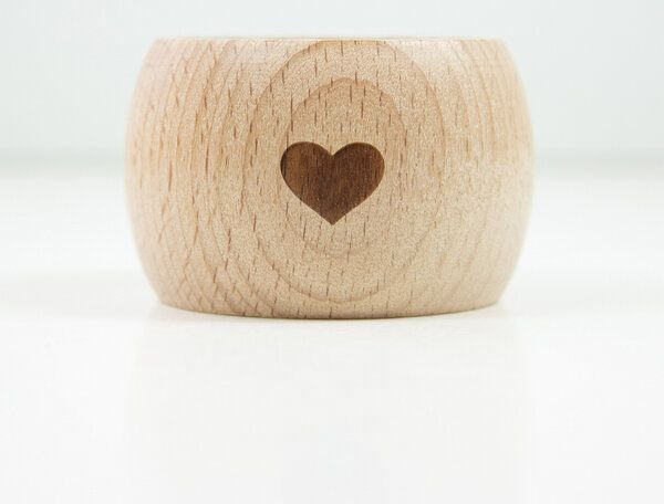 Bow & Hummingbird 2 in 1 Serviettenring und Eierbecher Herz aus nachhaltigem Buchenholz