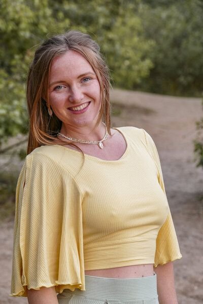 Vivien Joy Crop Top mit Rückenausschnitt und weiten Ärmeln - Farrah Flower Top