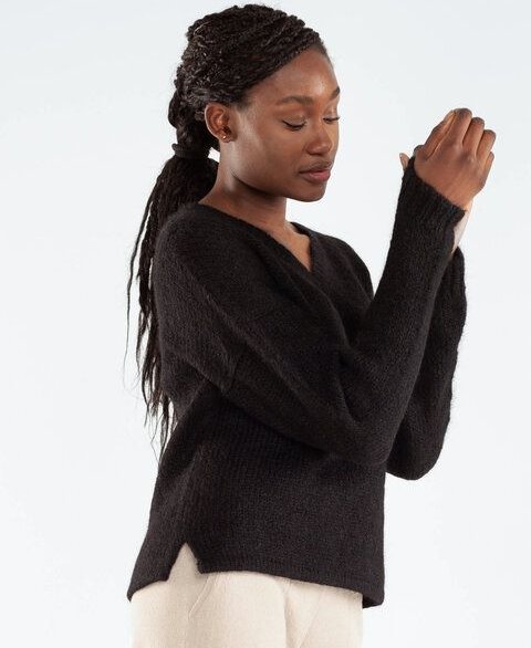 Alma & Lovis Pullover mit V-Ausschnitt aus Suri-Alpaka | Suri V-Neck Pullover