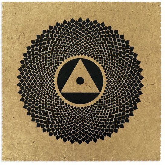 Thumbnail - Veskor Cassiopeia SAHASRĀRA Chakra-Meditations-Linoldruck | 22 × 22 cm | Schwarz auf Ockergelb