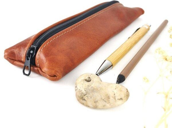 Süßstoff Personalisiertes Federmäppchen/ Kosmetiketui aus nachhaltigem, pflanzlich gegerbtem Leder