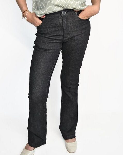 Aatise Damen Jeans Bootcut Zaude mid-rise Farbe schwarz aus upgecycelter Baumwolle