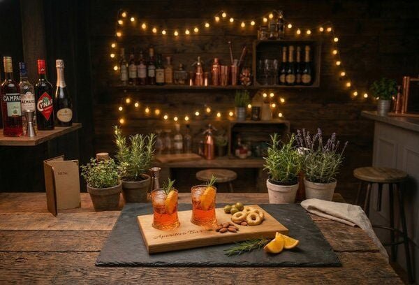 Portia by Callidus Designs Aperitivo Bar Servierbrett aus Eiche mit Naturkante, Aperol Spritz Brett mit Glasmulden, Aper...