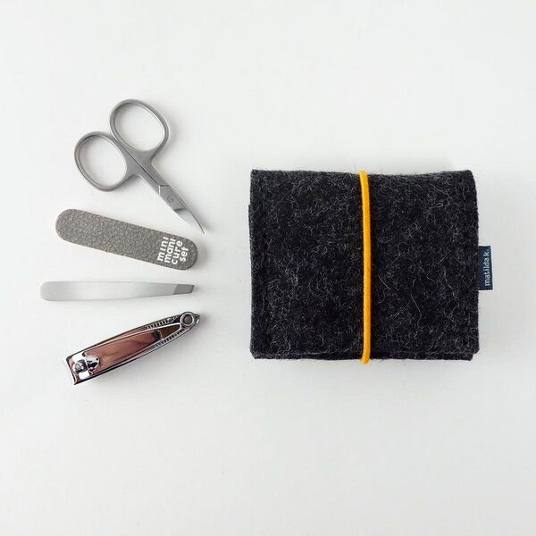 matilda k. manufaktur mini-maniküre-set 'jacob' (mit Nagelknipser) aus Wollfilz mit Rundgummi-Verschluß in vielen Farben