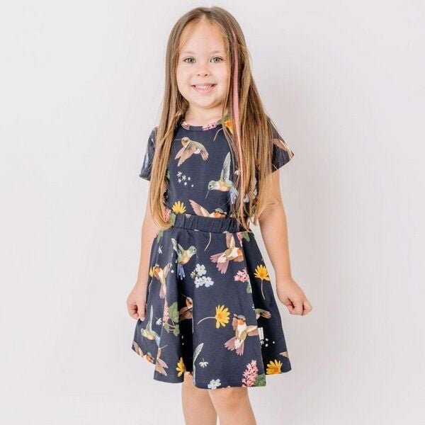 Kinder Rock GOTS-zertifiziert aus Bio-Baumwolle dunkel mit Kolibri- und Blumen-Muster – Walkiddy