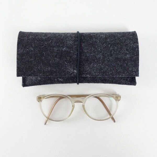 matilda k. manufaktur Brillenetui aus Wollfilz XL 'breite auguste' für breite Brillen mit Rundgummi-Verschluß in vielen ...