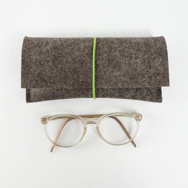 matilda k. manufaktur Brillenetui aus Wollfilz XL 'breite auguste' für breite Brillen mit Rundgummi-Verschluß in vielen ...