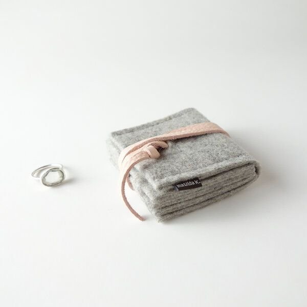 matilda k. manufaktur Schmuckaufbewahrung 'schmucknest' klein aus Wollfilz hellgrau 'margarete'