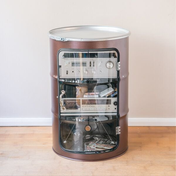 Lockengelöt HiFi Vitrine aus einem Hamburger Ölfass
