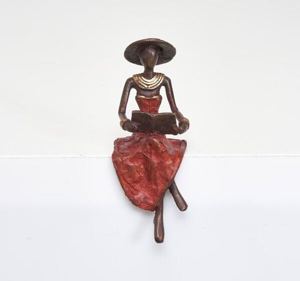 Moogoo Creative Africa Bronze-Skulptur "Lesende Frau mit Hut " by Soré