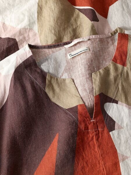 KnowledgeCotton Apparel Sommerkleid mit V-Ausschnitt und Print aus Bio-Leinen