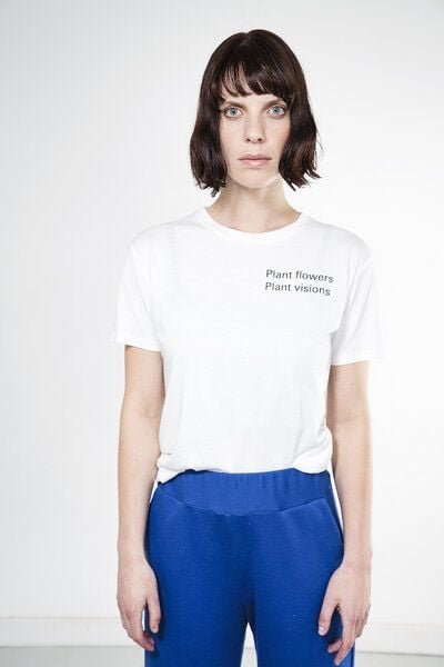 ein garten Studios Basic T-Shirt plant flowers plant visions