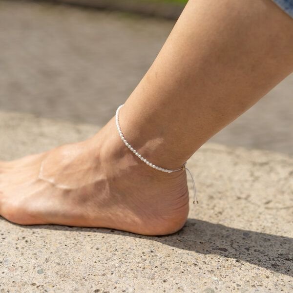 juni Vegane Perlenfußkette creme weiß