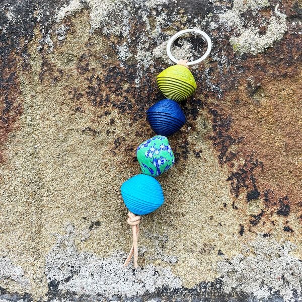 Sundara Schlüsselanhänger "Priya" aus Papier- & Glasperlen