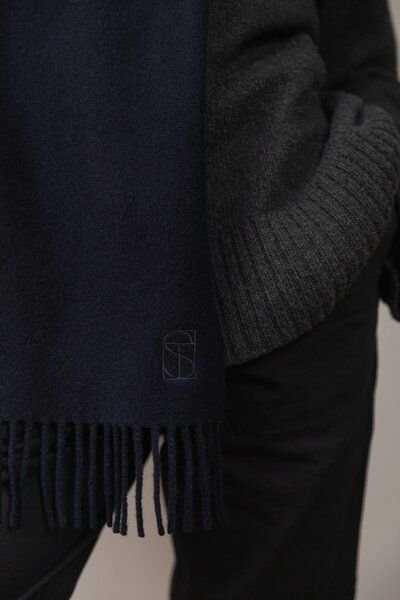 The Slow Label Gewebter Schal aus weichen recycelten Kaschmir- und Wollfasern