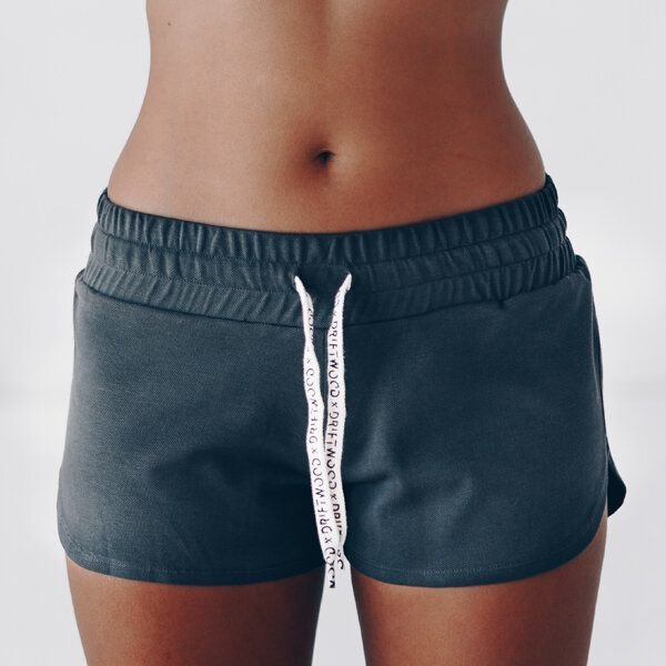 The Driftwood Tales Kurze, sportliche Damenhose mit breitem Bund und DRIFTWOOD-Kordelzug