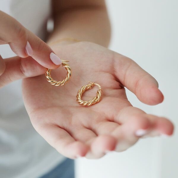 BELLYBIRD Jewellery CREOLEN - Kreis, gedrehtes Design, glänzende Oberfläche