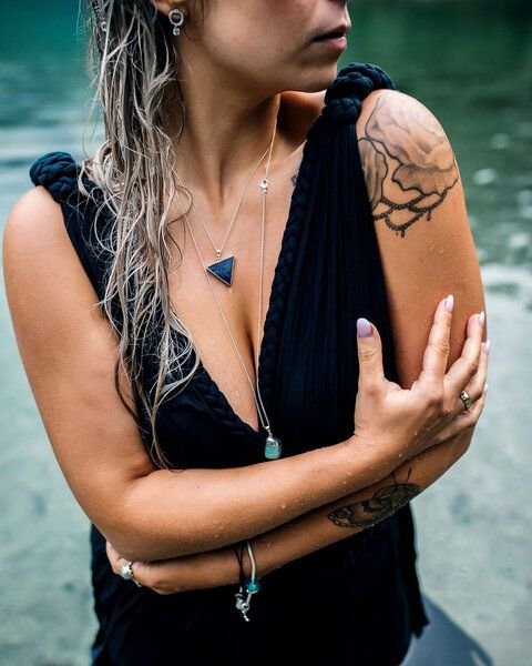 Crystal and Sage Lapislazuli Dreieck Halskette, vergoldet oder versilbert