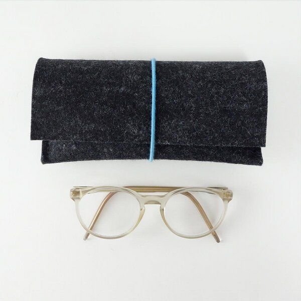 matilda k. manufaktur Brillenetui aus Wollfilz XL 'breite auguste' für breite Brillen mit Rundgummi-Verschluß in vielen ...