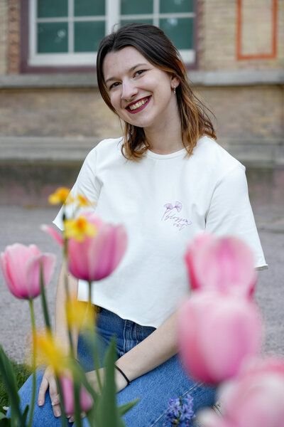 Vivien Joy Florales Crop-Shirt mit verspieltem Rückenausschnitt - Blossom Out T-Shirt