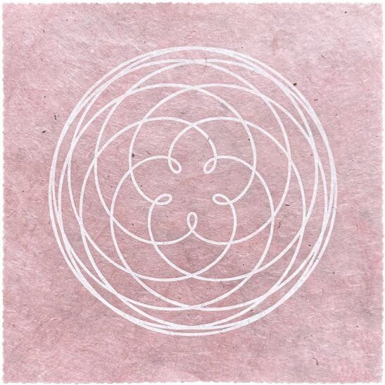 Thumbnail - Veskor Cassiopeia ROSE OF VENUS Linoldruck | 22 × 22 cm | Weiß auf Bluse-Rosa