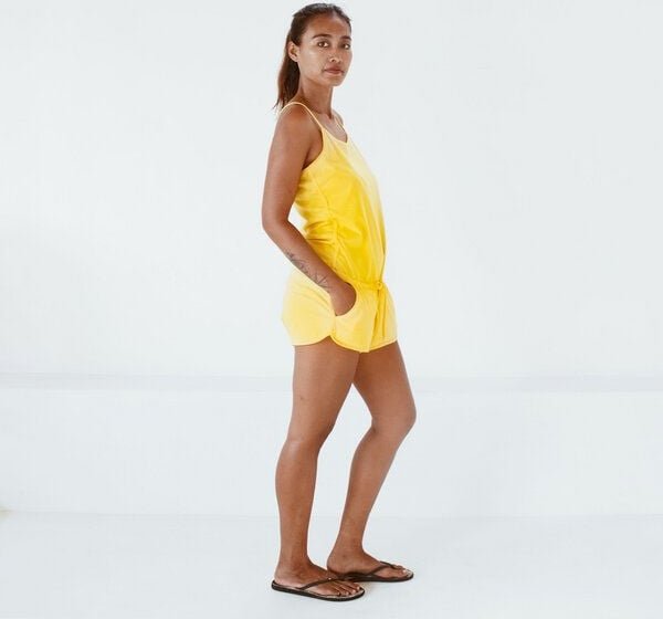 The Driftwood Tales Mini-Jumpsuit aus Jerseystoff/recycelt in den Farben Gelbgrün und Schwarz