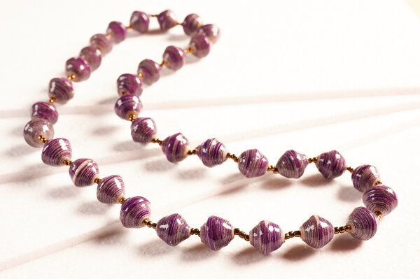 PEARLS OF AFRICA Lange Halskette aus großen Papierperlen "KATOGO FLOWER"