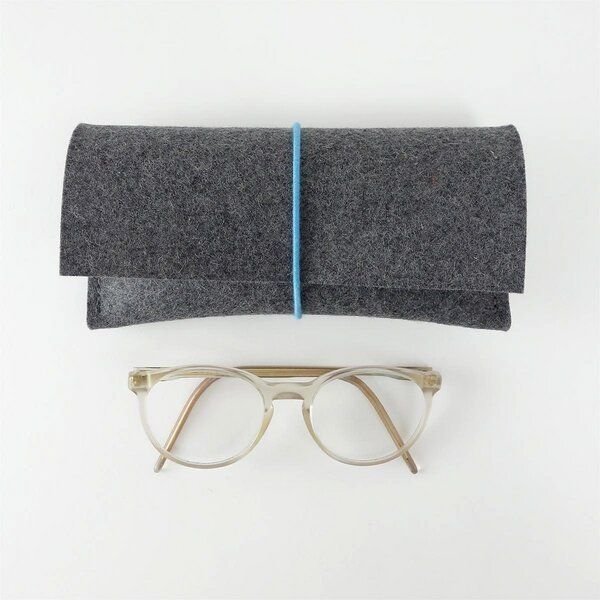 matilda k. manufaktur Brillenetui aus Wollfilz XL 'breite auguste' für breite Brillen mit Rundgummi-Verschluß in vielen ...