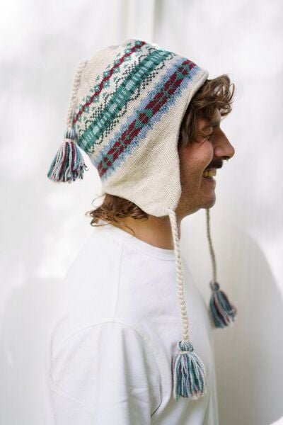 Haus of Namaste Handgefertigte Lammwollmütze mit Ohrenklappen | Fair-Isle-Strick | Haferflockenbasis mit blaugrünem und ...