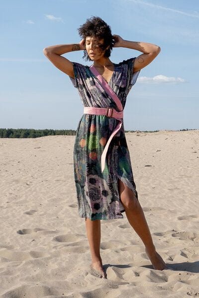 Thumbnail - Kleid Oguni – Leichtes mit kurzen Ärmeln – Kimono-Form – Einsätze aus Leinen – Farbenfroher einzigartiger Print von KOKO...