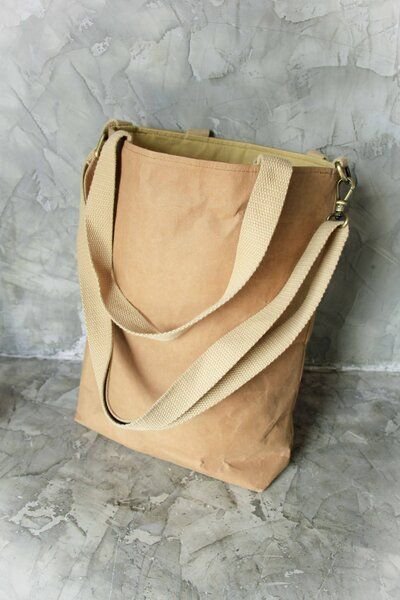 BY COPALA Schultertasche aus Kraft Papier