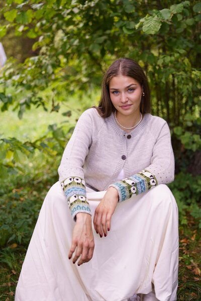 Thumbnail - Haus of Namaste Fair Isle Cardigan aus 100% Lammwolle | Gemütliches nordisches Bordürenmuster | Strickjacke mit schwarze...