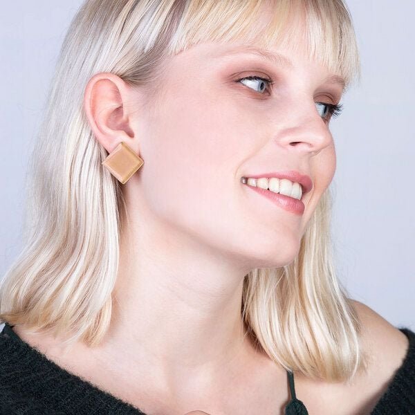 ALEXASCHA Auffällige Statement Ohrclips aus Glas | PUREFORM