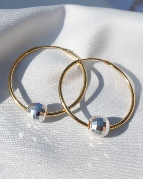 ST'ATOUR DIONA – große Creolen mit Discokugel-Detail