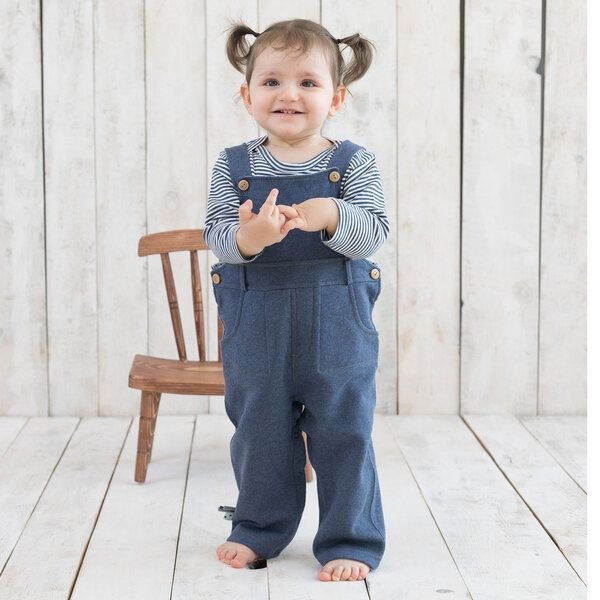 Baby-Latzhose Unisex 'OrganicEra' aus Bio-Baumwolle