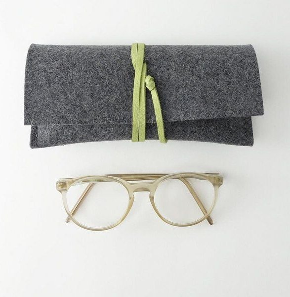matilda k. manufaktur Brillenetui aus Wollfilz dunkelgrau mit Lederband 'auguste'