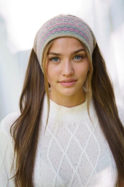 Haus of Namaste Handgefertigtes Stirnband aus Lammwolle | Winter-Ohrwärmer aus Fair-Isle-Strick | Fair Isle in Rosa und ...