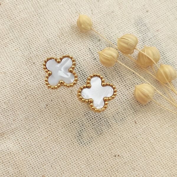 noca Vergoldetes Messingarmband mit weißem Emaille-Kleeblatt-Detail