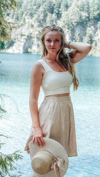 Vivien Joy Farrah Basic Crop Top