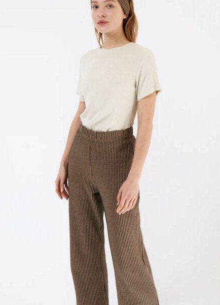 amt.studio Turron Pants - bequeme Stoffhose Schlaghose mit Gummibund gestreift aus Bio-Baumwolle