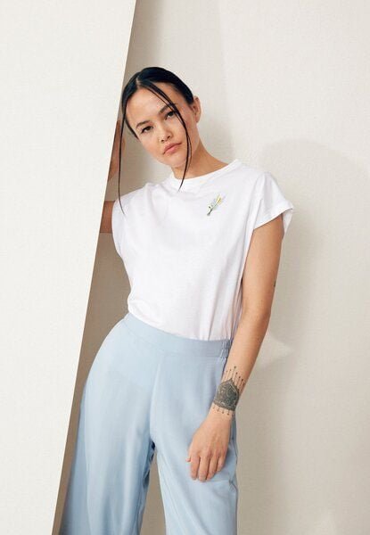 Givn Berlin T-Shirt GBLAILA (FLOWER) aus Bio-Baumwolle mit Stickerei - White