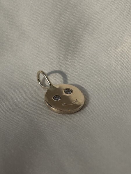 ST'ATOUR HAPPY FACE – Anhänger aus recyceltem Silber oder Gold mit lab grown Diamanten