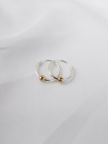 ST'ATOUR DIONA – kleine Creolen mit Discokugel-Detail