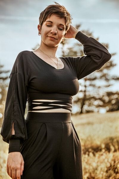 Vivien Joy Flower Pulli mit Schlitzen an den Ärmeln - Farrah