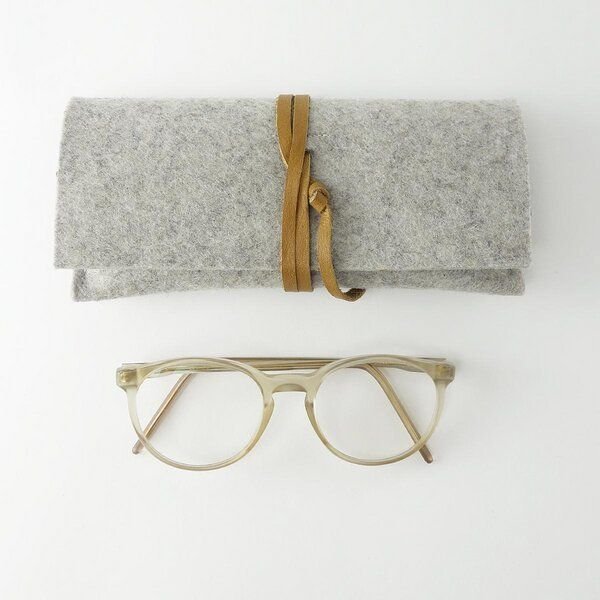 matilda k. manufaktur Brillenetui aus Wollfilz hellgrau mit Lederband 'auguste'