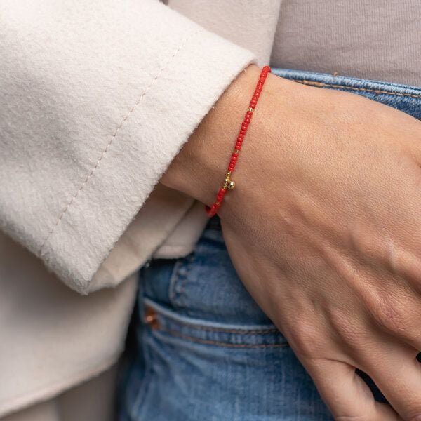 juni Rotes Armband "Milano" mit Goldkugel Anhänger und verstellbarer Schiebeperle aus recyceltem Gold