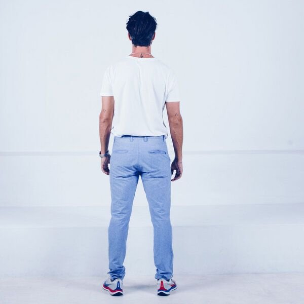 The Driftwood Tales Hellblaue, luftige Chino aus recyceltem Leinen-Baumwoll-Mix.